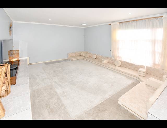 6 BEDROOM HOUSE FOR SALE IN CROWN NORTH
